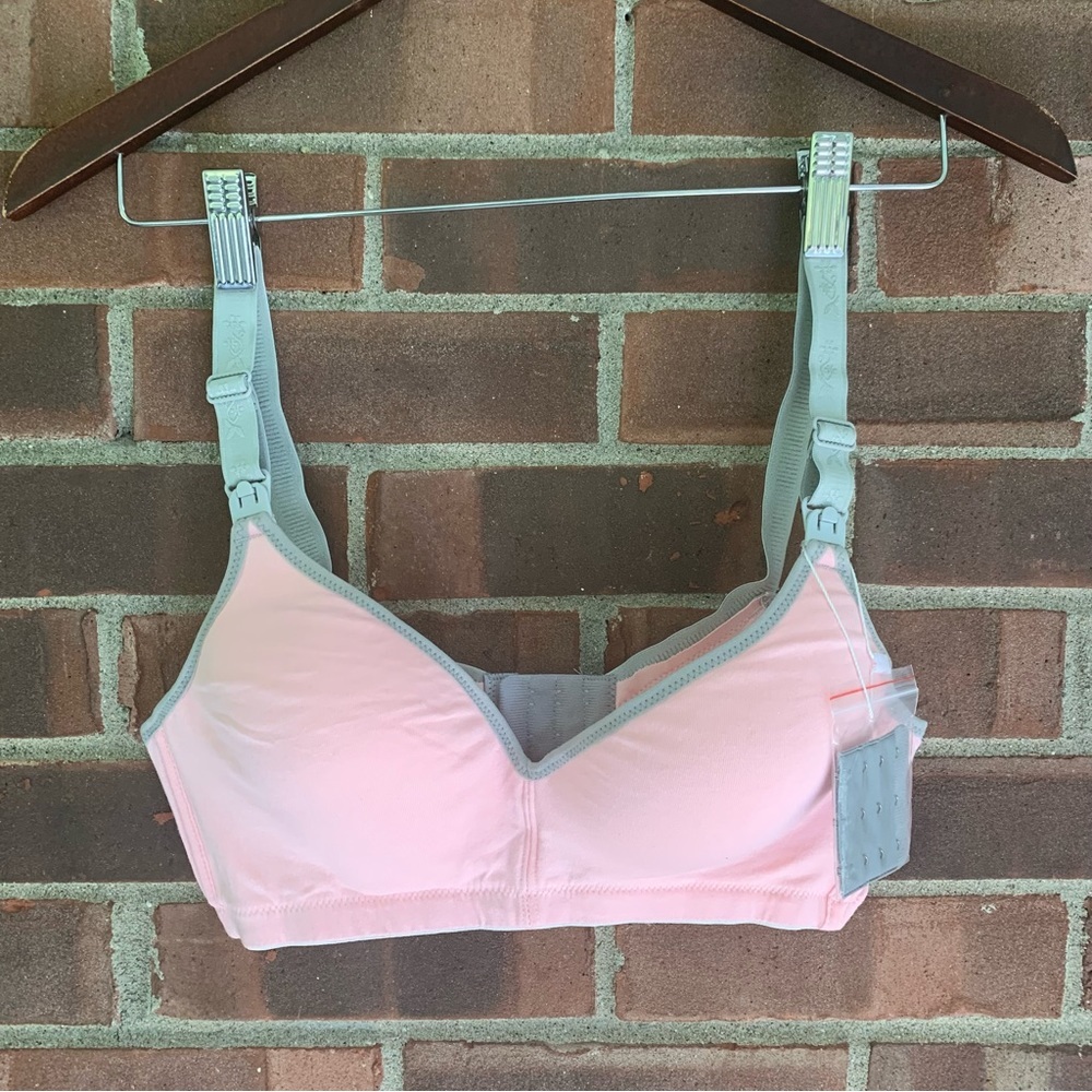 Pink Nursing Bra Maternity Women’s US 34 B NWOT. In great new condition. Y62